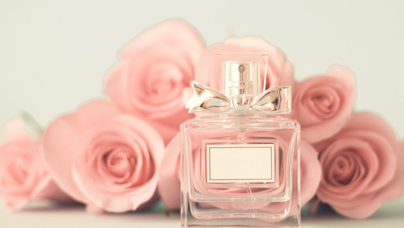 Różowe róże i perfumy na dzień kobiet